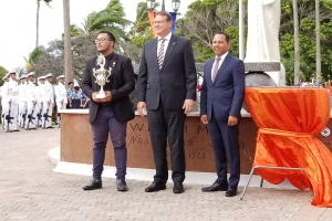 Ronan van Putten a ricibi Copa Hubenil Gobernador Felipe B. Tromp