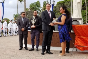 Ronan van Putten a ricibi Copa Hubenil Gobernador Felipe B. Tromp
