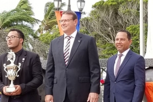 Ronan van Putten a ricibi Copa Hubenil Gobernador Felipe B. Tromp