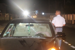 Homber crusando caminda, alcansa pa auto