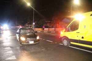 Homber crusando caminda, alcansa pa auto
