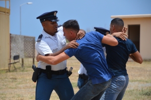 Arestatieteam y Cuerpo di Mariniers a mustra nan capacidad durante opendag