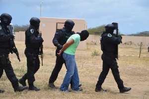 Arestatieteam y Cuerpo di Mariniers a mustra nan capacidad durante opendag