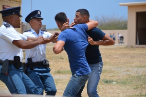 Arestatieteam y Cuerpo di Mariniers a mustra nan capacidad durante opendag