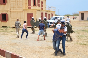 Arestatieteam y Cuerpo di Mariniers a mustra nan capacidad durante opendag