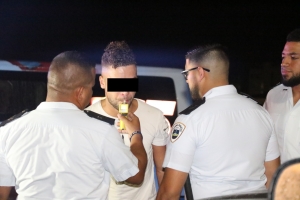 Chauffeur bebi a dal den auto di policial cu luznan cendi