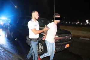 Chauffeur bebi a dal den auto di policial cu luznan cendi