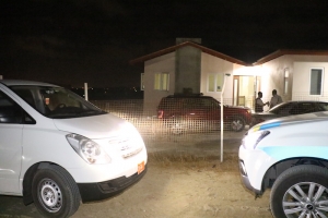 Polis ta keda hinca pa su casa na Hato 