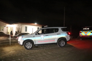 Polis ta keda hinca pa su casa na Hato 