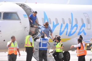 Avion di Aruba Airlines a baha di emergencia na Corsou   