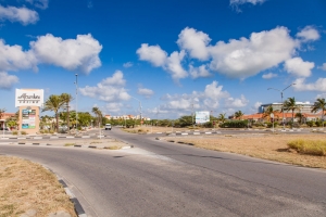 Lo bay cera J.E. Irausquin Blvd parcialmente pa raspa y asfalta caminda