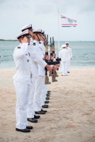 Gobernador Boekhoudt a presencia saludo ceremonial pa bapor Zr.Ms. Groningen