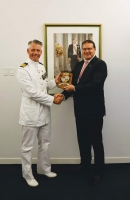 Gobernador Boekhoudt a presencia saludo ceremonial pa bapor Zr.Ms. Groningen