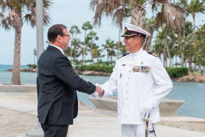 Gobernador Boekhoudt a presencia saludo ceremonial pa bapor Zr.Ms. Groningen