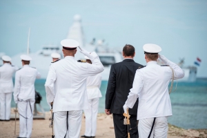 Gobernador Boekhoudt a presencia saludo ceremonial pa bapor Zr.Ms. Groningen