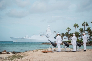Gobernador Boekhoudt a presencia saludo ceremonial pa bapor Zr.Ms. Groningen