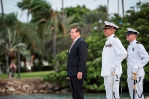 Gobernador Boekhoudt a presencia saludo ceremonial pa bapor Zr.Ms. Groningen