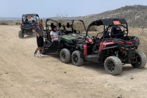 Turistanan a dal frontal cu UTV pariba di Kapel Alto Vista