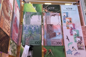 Banco Central di Aruba a revela e placa di papel nobo 