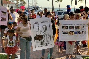 Otro grupo a manifesta contra abuso di mucha