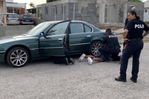 Despues di un persecusion, polis a logra detene chauffeur di BMW 