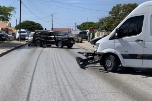 Tres vehiculo envolvi den accidente cu basta daño material na Macuarima