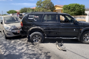 Tres vehiculo envolvi den accidente cu basta daño material na Macuarima