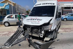 Tres vehiculo envolvi den accidente cu basta daño material na Macuarima