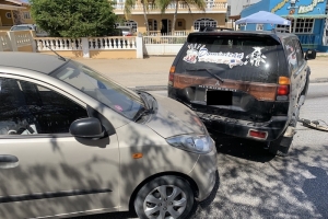 Tres vehiculo envolvi den accidente cu basta daño material na Macuarima