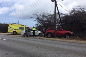 Dos auto envolvi den accidente na Kibaima banda di ex Drive Inn
