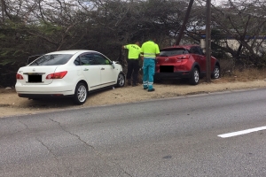 Dos auto envolvi den accidente na Kibaima banda di ex Drive Inn