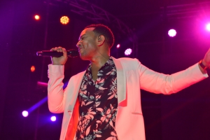 John Legend y Ella May a cera SBMF cu broche di oro diadomingo