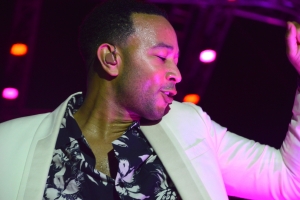 John Legend y Ella May a cera SBMF cu broche di oro diadomingo