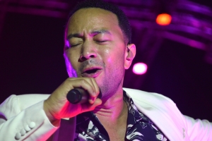 John Legend y Ella May a cera SBMF cu broche di oro diadomingo