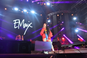 John Legend y Ella May a cera SBMF cu broche di oro diadomingo