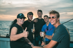E prome cantante di e grupo di rock AC/DC lo presenta na Aruba diaranson 