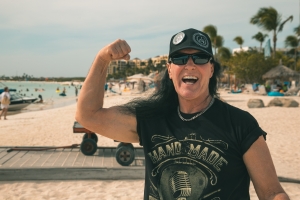 E prome cantante di e grupo di rock AC/DC lo presenta na Aruba diaranson 