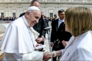 Papa Francisco a ricibi Prome minister Evelyn Wever Croes 