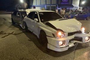 Grupo di homber a bati chauffeurnan envolvi den accidente grandi 