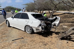 Auto a dal den mata di kwihi riba Sasakiweg 