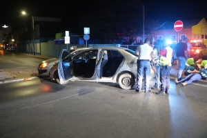 Dos auto a accidenta na crusada Emmastraat y Emanstraat