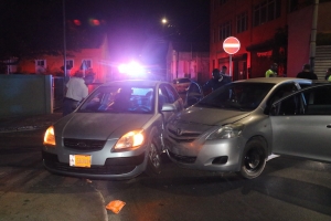 Dos auto a accidenta na crusada Emmastraat y Emanstraat