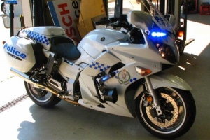 Polis a ricibi 3 motorcycle estilo Yamaha pa nan unidad motoriza 
