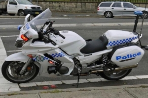 Polis a ricibi 3 motorcycle estilo Yamaha pa nan unidad motoriza 