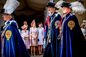 Rey Willem Alexander condecora cu honor halto na Gran Bretania