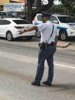Polis a parti hopi multa diabierna pa chauffeurnan cu cellular na man 