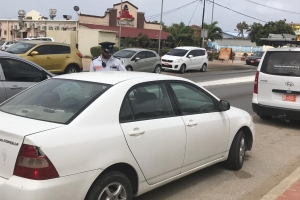Polis a parti hopi multa diabierna pa chauffeurnan cu cellular na man 
