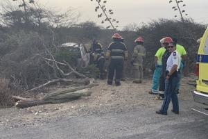 Dos persona di edad a drenta mondi cu auto na Drive Inn