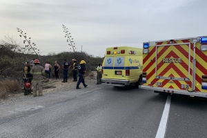 Dos persona di edad a drenta mondi cu auto na Drive Inn