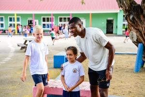 Futbolista Denzel Dumfries a bishita su scol di infancia na Aruba